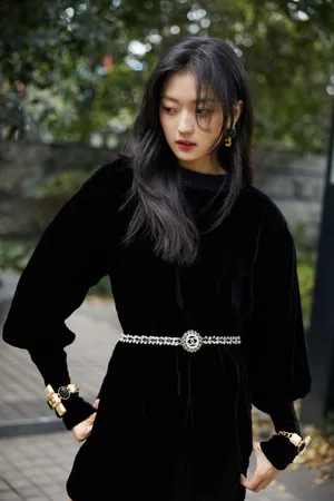 美女明星孙千丝绒连衣裙优雅性感写真