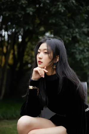 美女明星孙千丝绒连衣裙优雅性感写真_2
