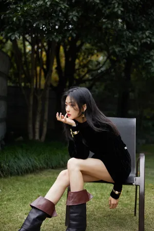美女明星孙千丝绒连衣裙优雅性感写真_3