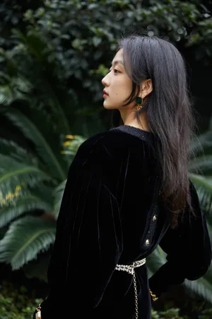 美女明星孙千丝绒连衣裙优雅性感写真_4