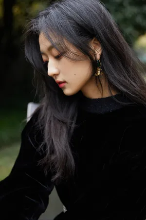 美女明星孙千丝绒连衣裙优雅性感写真_7