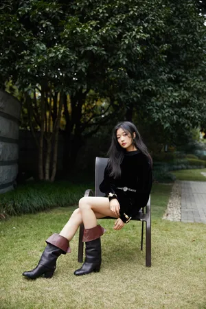 美女明星孙千丝绒连衣裙优雅性感写真_8