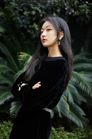 美女明星孙千丝绒连衣裙优雅性感写真_9