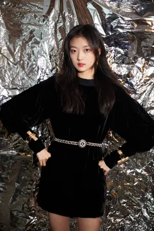 美女明星孙千丝绒连衣裙优雅性感写真_10