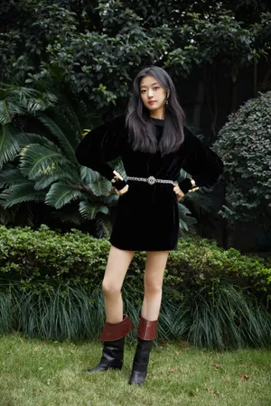 美女明星孙千丝绒连衣裙优雅性感写真_11