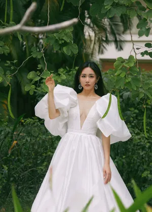 刘芸深V白雪公主长裙魅力性感写真