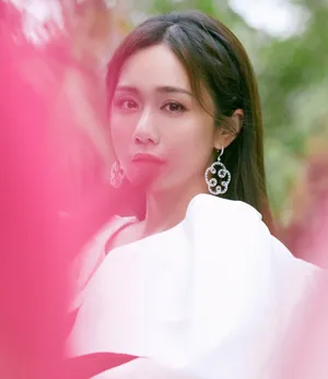 刘芸深V白雪公主长裙魅力性感写真_3