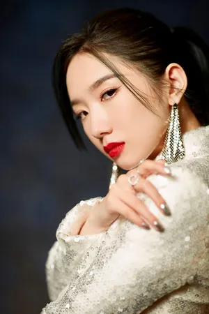 孟美岐金光闪闪性感诱惑写真图片