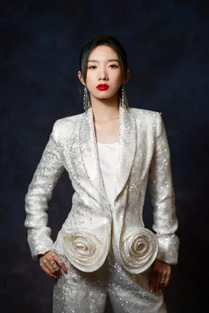 孟美岐金光闪闪性感诱惑写真图片_2