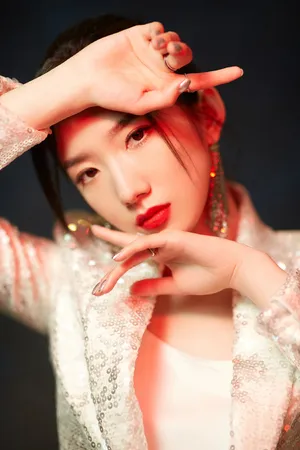 孟美岐金光闪闪性感诱惑写真图片_8