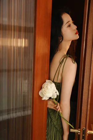 优雅女神欧阳娜娜绿裙开叉性感写真