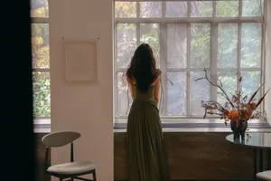 优雅女神欧阳娜娜绿裙开叉性感写真_3