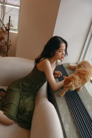 优雅女神欧阳娜娜绿裙开叉性感写真_4