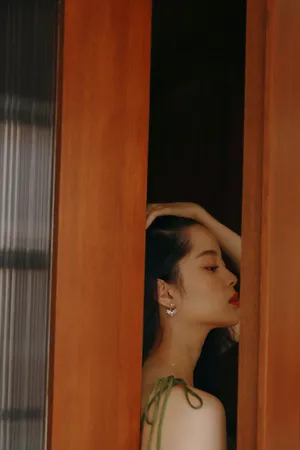 优雅女神欧阳娜娜绿裙开叉性感写真_5