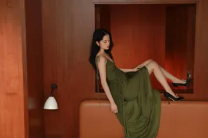 优雅女神欧阳娜娜绿裙开叉性感写真_6