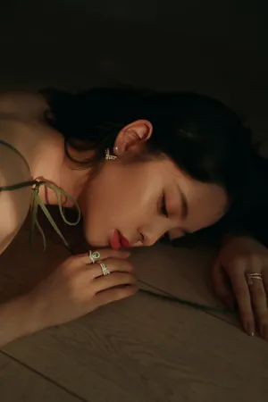 优雅女神欧阳娜娜绿裙开叉性感写真_9