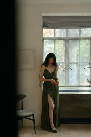 优雅女神欧阳娜娜绿裙开叉性感写真_10