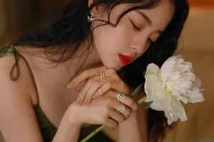优雅女神欧阳娜娜绿裙开叉性感写真_12