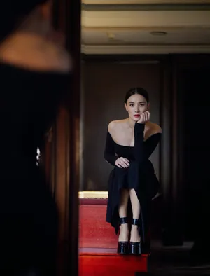 优雅女神宋佳露肩裙性感写真图片_9