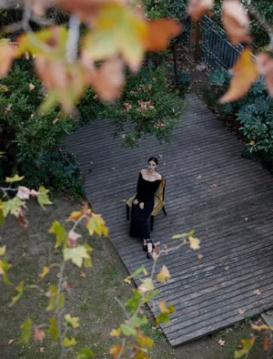 优雅女神宋佳露肩裙性感写真图片_11