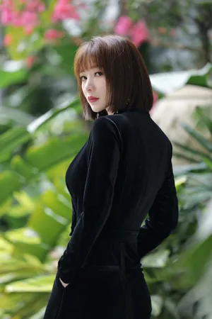 柳岩黑色长裙性感写真图片_2