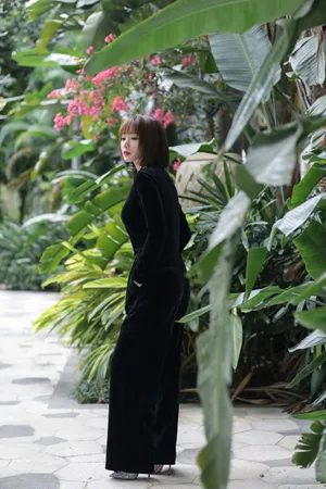 柳岩黑色长裙性感写真图片_5