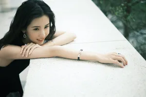 陈都灵黑色长裙优雅写真图片_2