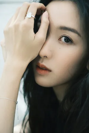 陈都灵黑色长裙优雅写真图片_3