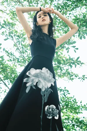 陈都灵黑色长裙优雅写真图片_5