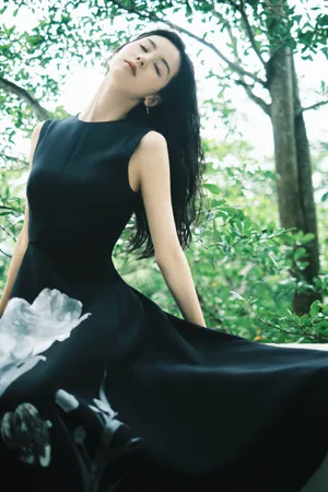 陈都灵黑色长裙优雅写真图片_6