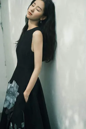 陈都灵黑色长裙优雅写真图片_9