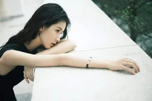 陈都灵黑色长裙优雅写真图片_10