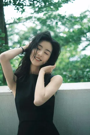 陈都灵黑色长裙优雅写真图片_11