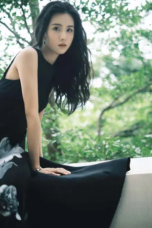 陈都灵黑色长裙优雅写真图片_13