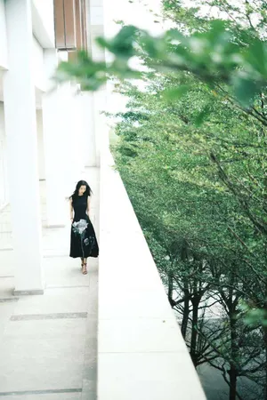 陈都灵黑色长裙优雅写真图片_15