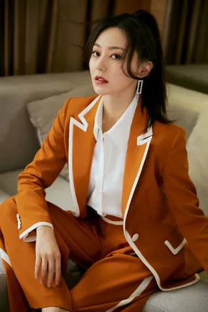 黄梦莹焦糖色西装时尚写真图片