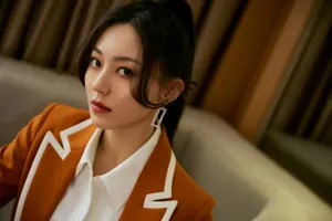 黄梦莹焦糖色西装时尚写真图片_2