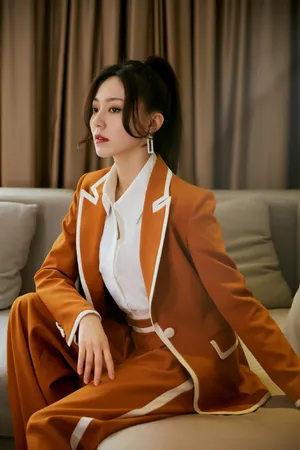 黄梦莹焦糖色西装时尚写真图片_4