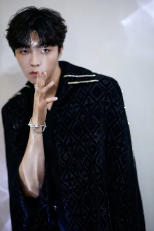 帅气男明星陈立农西装写真图片_3