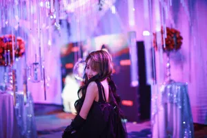 乃万性感黑色吊带裙妩媚优雅写真_7