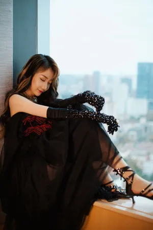 卷发美女乃万性感黑色长裙写真