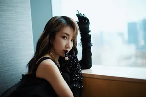 卷发美女乃万性感黑色长裙写真_3