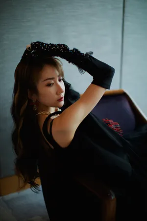 卷发美女乃万性感黑色长裙写真_6