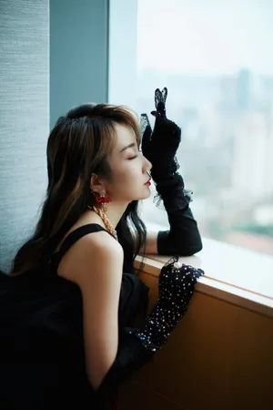 卷发美女乃万性感黑色长裙写真_8