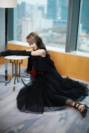 卷发美女乃万性感黑色长裙写真_10