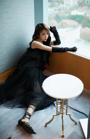 卷发美女乃万性感黑色长裙写真_11