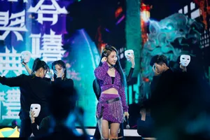 女歌手乃万金光闪闪吊带裙演唱会