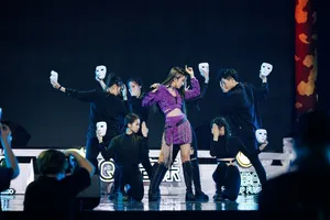 女歌手乃万金光闪闪吊带裙演唱会_2