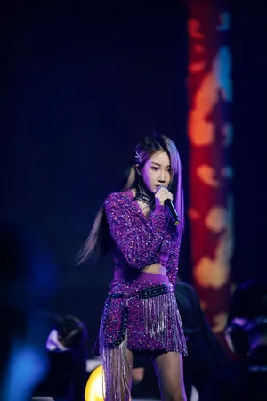 女歌手乃万金光闪闪吊带裙演唱会_5