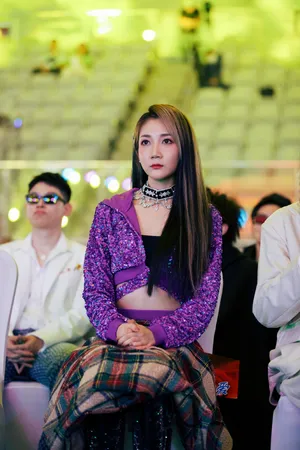 女歌手乃万金光闪闪吊带裙演唱会_7